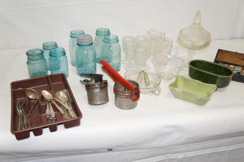 lot 63 image: Lot of Vintage Glassware