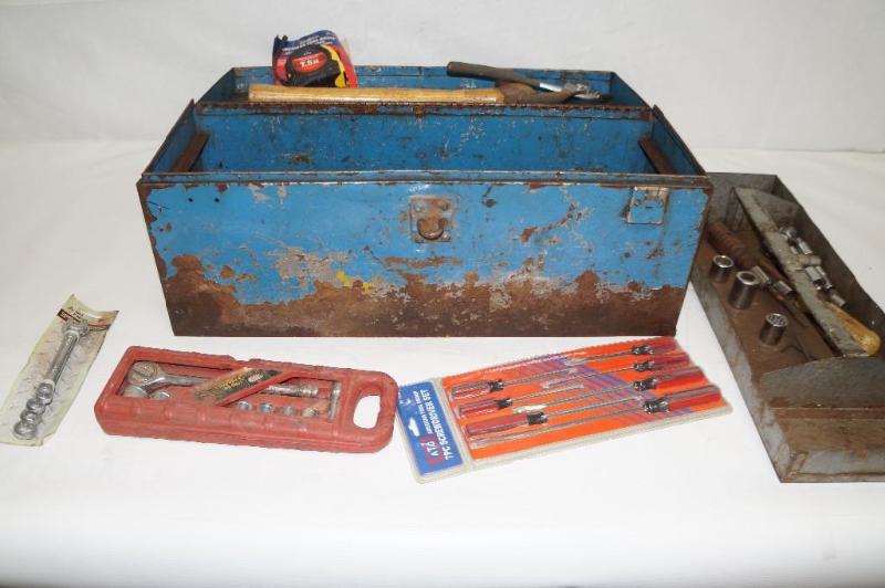 lot 7 image: Metal Blue Toolbox filled with Tools