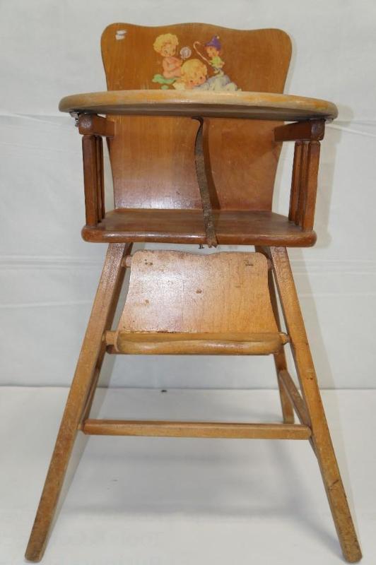 lot 8 image: Vintage Highchair