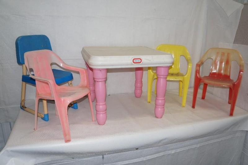 lot 81 image: Little Tykes Childrens Table & Chair Set