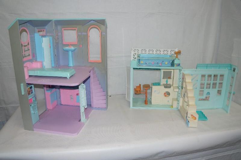 lot 83 image: 2 Dollhouses