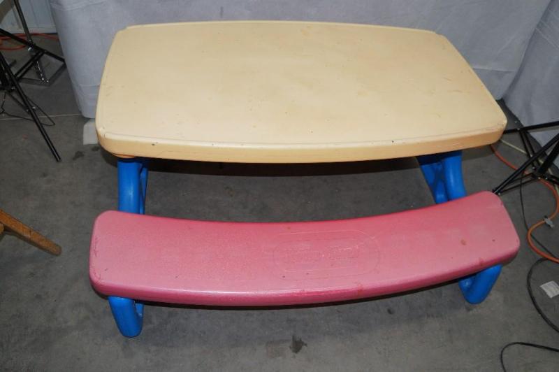 lot 86 image: Little Tykes Picnic Table