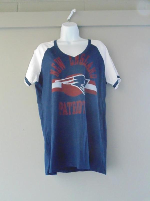lot 13 image: New England Patriots Womens V-Neck Tee- XXL