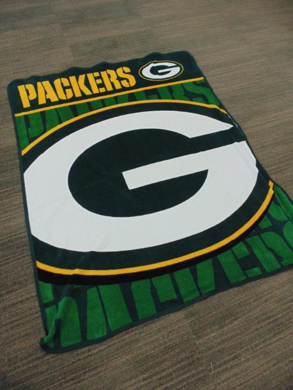 lot 24 image: Green Bay Packers Microplush Throw Blanket