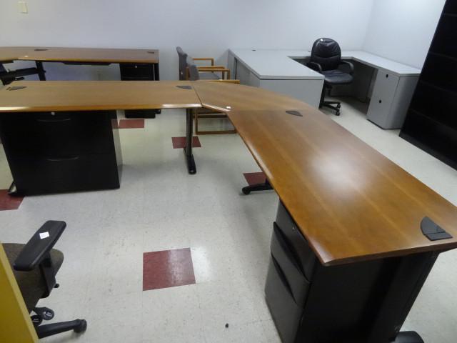 lot 10 image: L shaped office desk. Metal frame. ...