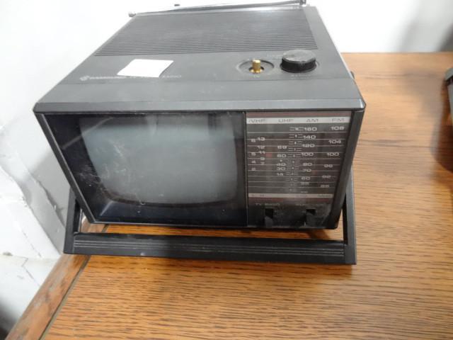 lot 115 image: Samsung TV. AMFM radio...