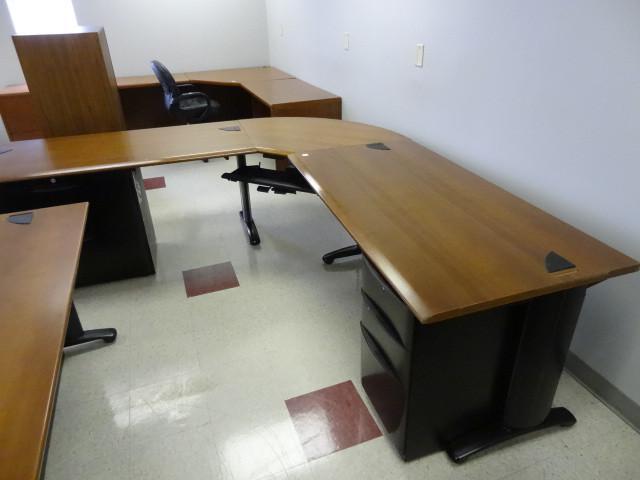 lot 13 image: L shaped office desk. Metal frame. ...