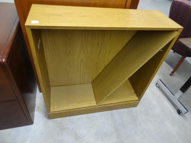 lot 152 image: Laminate book shelf. 36 x 12 x 36...