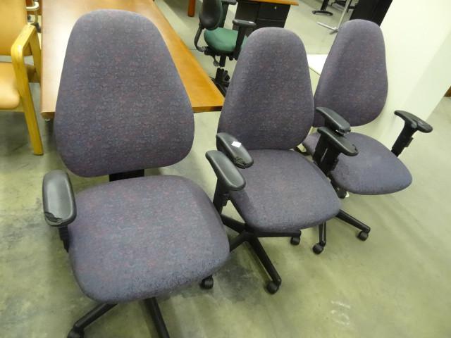 lot 172 image: 3 matching office chairs on wheels...