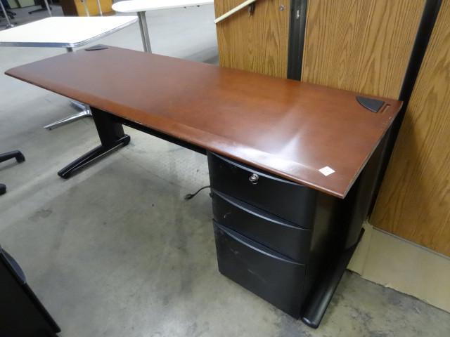 lot 174 image: Office desk with 3 drawers. Lock an...