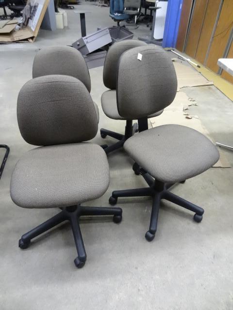 lot 181 image: 4 matching office chairs on wheels...