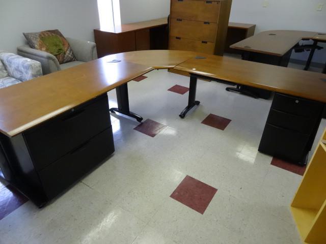 lot 21 image: L shaped office desk. Metal frame. ...