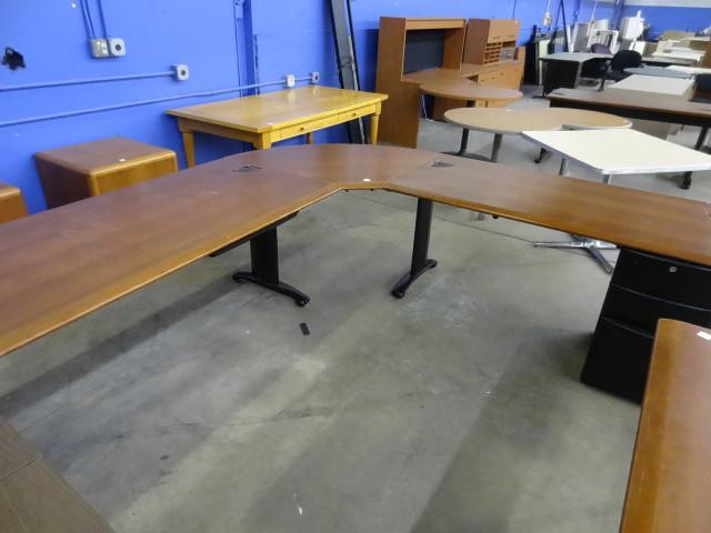 lot 210 image: L shaped 3 piece office desk. 96 x ...