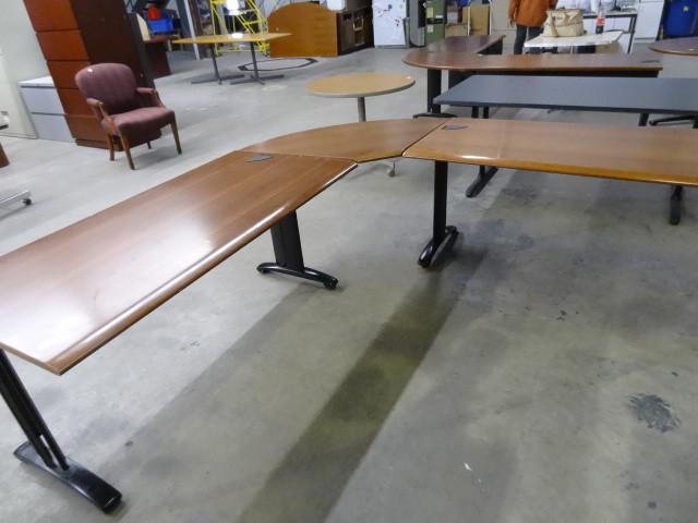 lot 212 image: 96 x 96 x 29 L shaped desk. 3 piece...