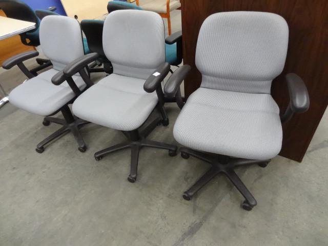 lot 234 image: 3 matching office chairs on wheels...