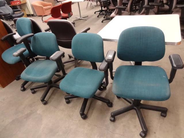 lot 238 image: 4 matching office chairs on wheels...
