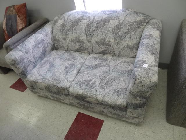 lot 26 image: Cushioned love seat. Very nice shap...