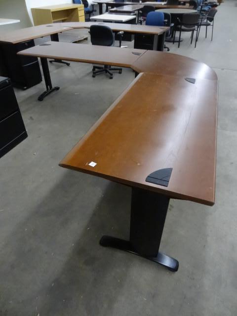 lot 260 image: 96 x 96 x 29 L shaped office desk. ...