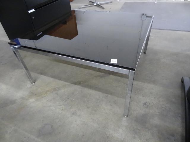 lot 280 image: 30 x 30 x 15 glass top coffee table...