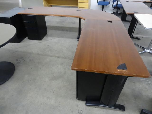 lot 291 image: 96 x 96 x 29 L shaped desk. 2 later...
