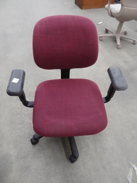 lot 292 image: Office chair on wheels...