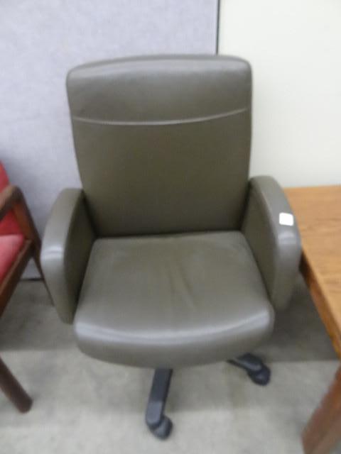 lot 309 image: Office chair on wheels...