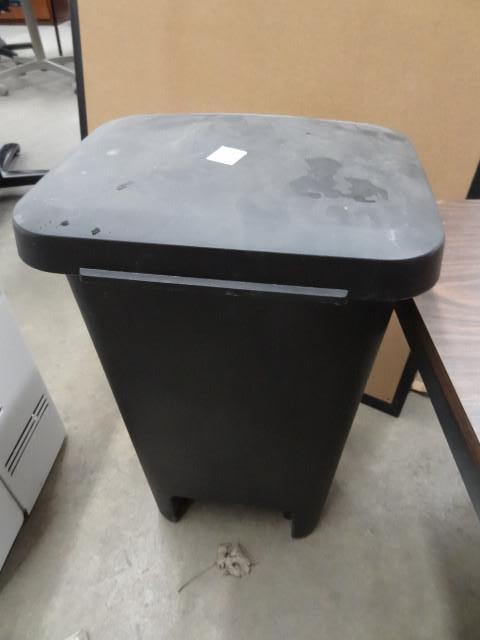 lot 317 image: Plastic garbage can...
