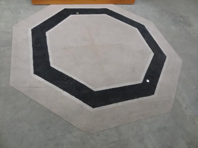 lot 328 image: 84" octagon rug. Needs cleanin...
