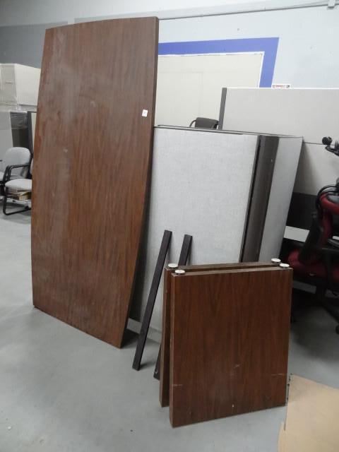 lot 329 image: Small laminate conference table. 36...