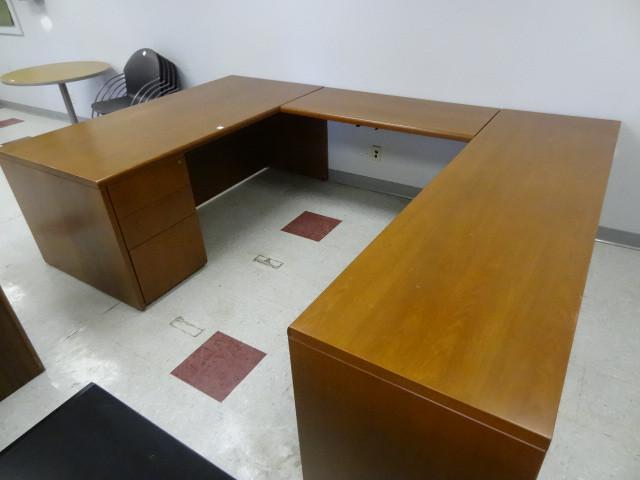 lot 42 image: U shaped office dsek. 2 lateral fil...