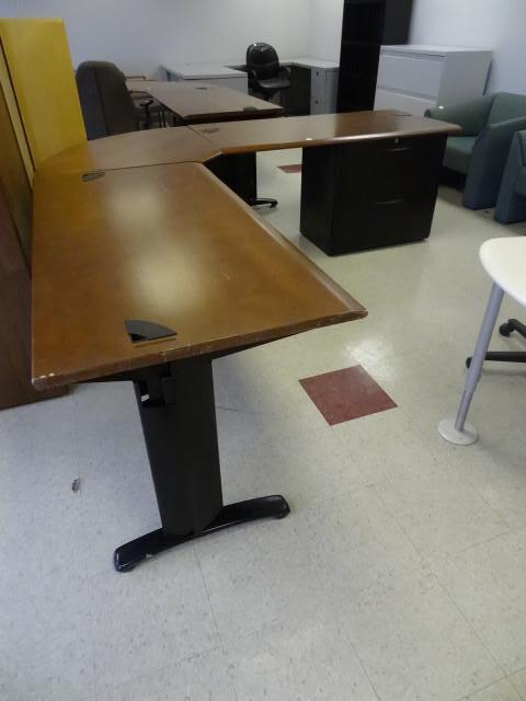 lot 9 image: L shaped office desk. Metal frame. ...