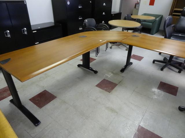 lot 96 image: L shaped 3 piece desk. 96 x 96...