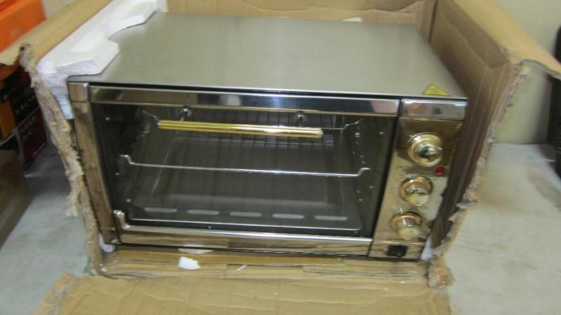 lot 6 image: Command Performance toaster oven...