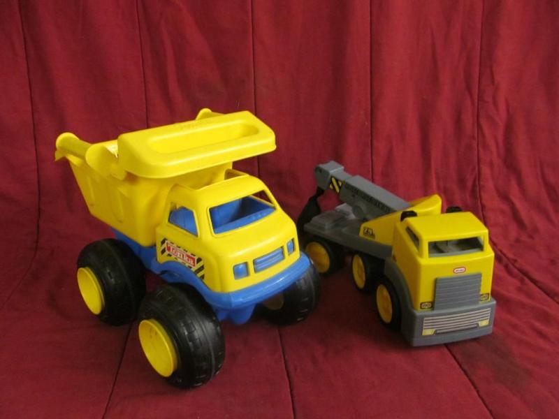 Tonka Dump Truck and Little Tikes T...