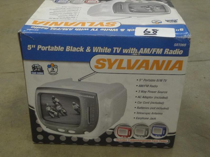 lot 68 image: Sylvania 5" TV With AMFM Radi...