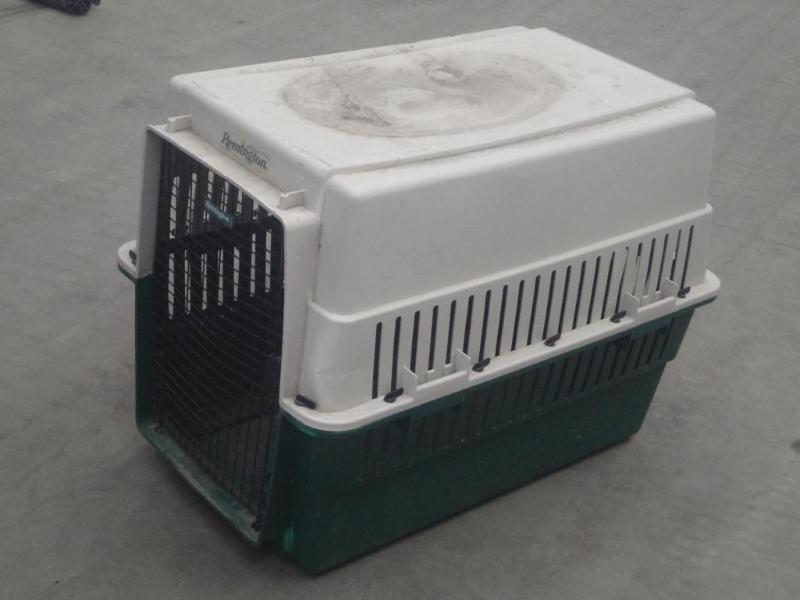 lot 81 image: Remington Large Sized Dog Kennel...