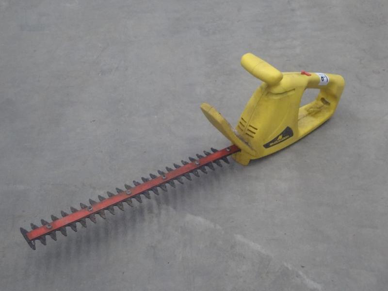 lot 91 image: McCulloch 16" Electric Hedge T...