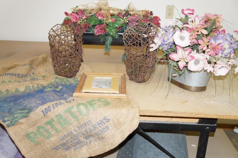 lot 17 image: Lot of Nice Decor for the Home or Office
