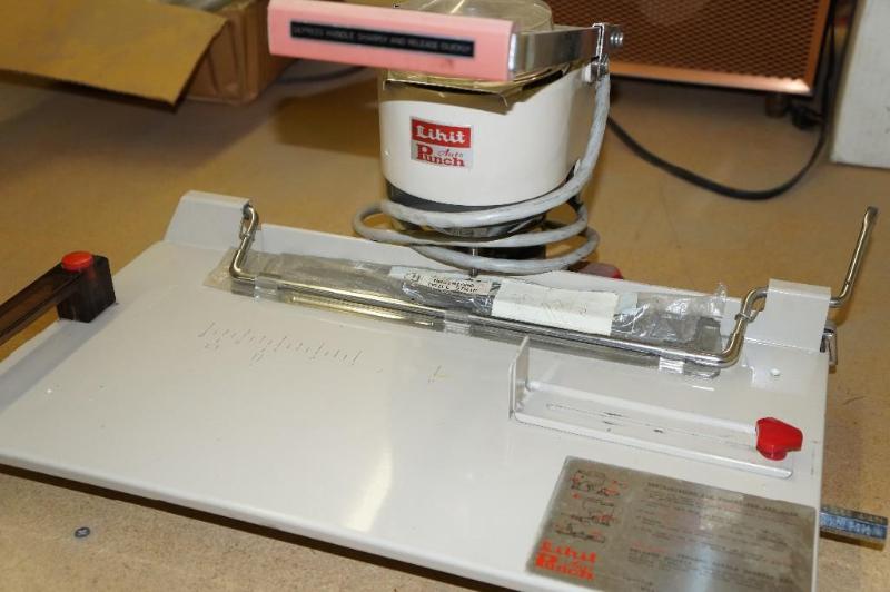 lot 29 image: Lihit Electric Up to 3 Hole Punch