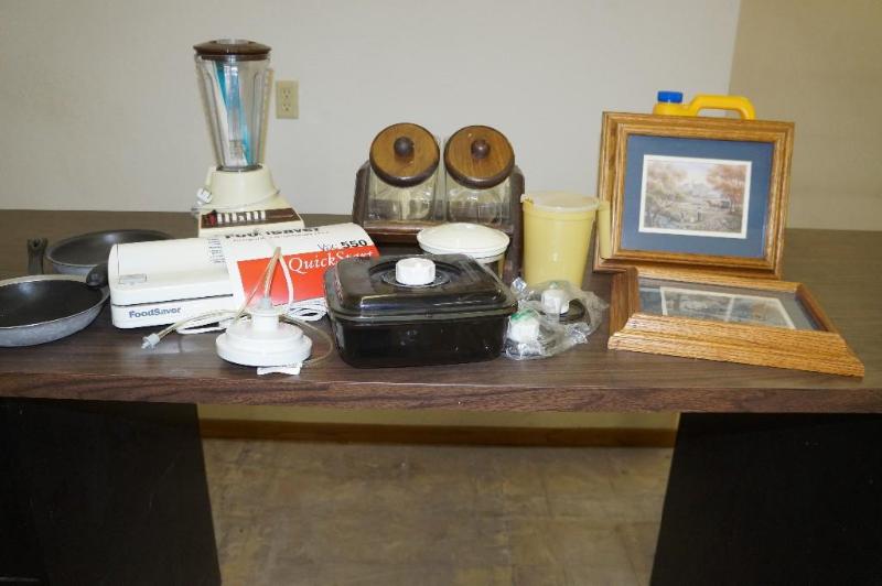 lot 36 image: Lot of Kitchen Items