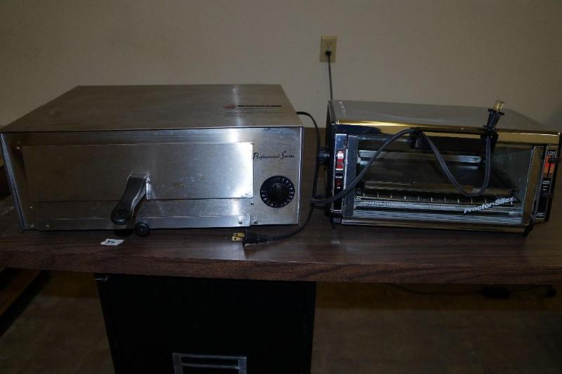 lot 39 image: Professional Series Pizza Oven & Proctor Silex Toaster Oven