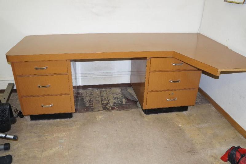 lot 55 image: L-Shaped Office Desk