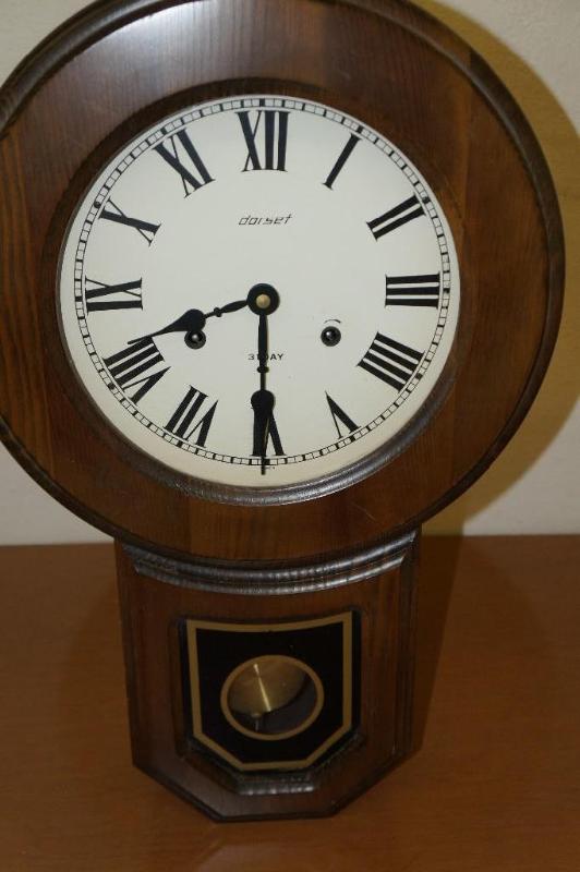 lot 58 image: Vintage Montgomery Ward Heirloom Quality 31 Day Wind Striking Wall Clock