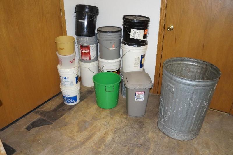 lot 67 image: Lot of Trash Cans & Buckets