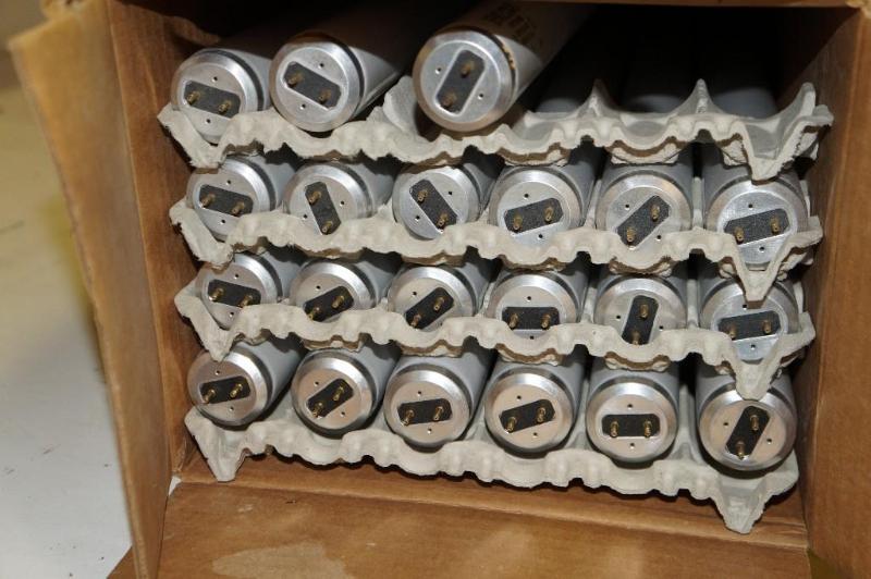 lot 69 image: Box of NEW Flurescent Long Life Light Bulbs