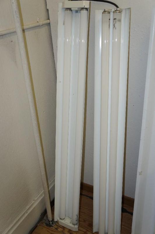 lot 74 image: Set of 2 4 Florescent Shop Lights