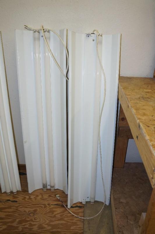 lot 75 image: Set of 2 4 Florescent Shop Lights