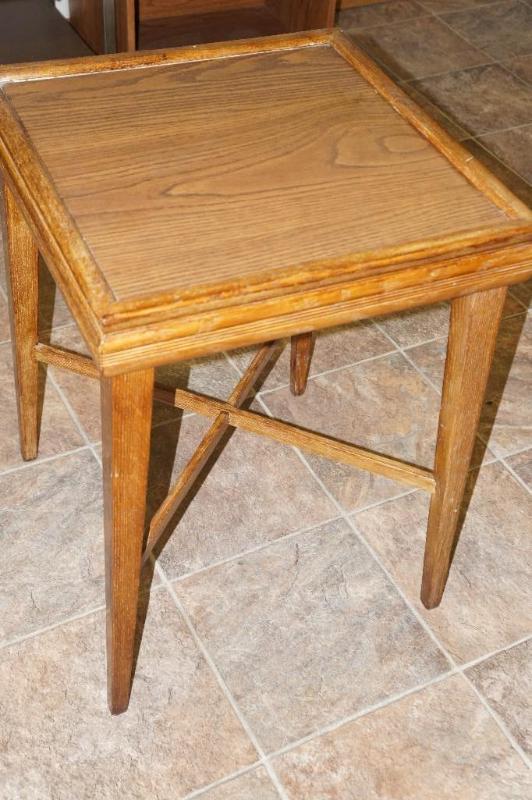 lot 9 image: Vintage Table