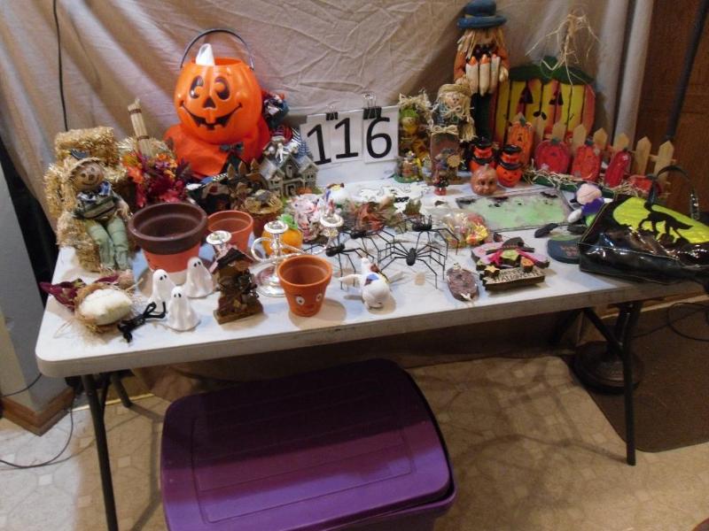 lot 116 image: 21 Gallon Tote with Lid FULL of Ass...