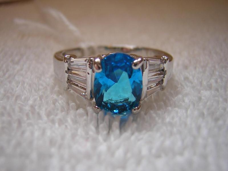 lot 19 image: Beautiful silver ring with blue col...